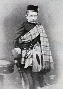 Kaiser Wilhelm II fotografiado a los 4 años con el kilt usado para la boda de su tío, Eduardo, Príncipe de Gales, con la Princesa Alexandra de Dinamarca, 1863 de English Photographer